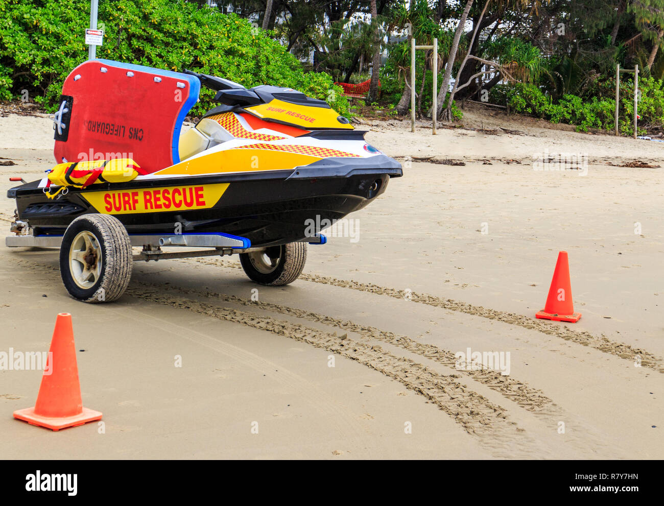 Surf rescue Jetski und lebensrettende Ausrüstung am Strand, Port Douglas, Queensland, Australien Stockfoto