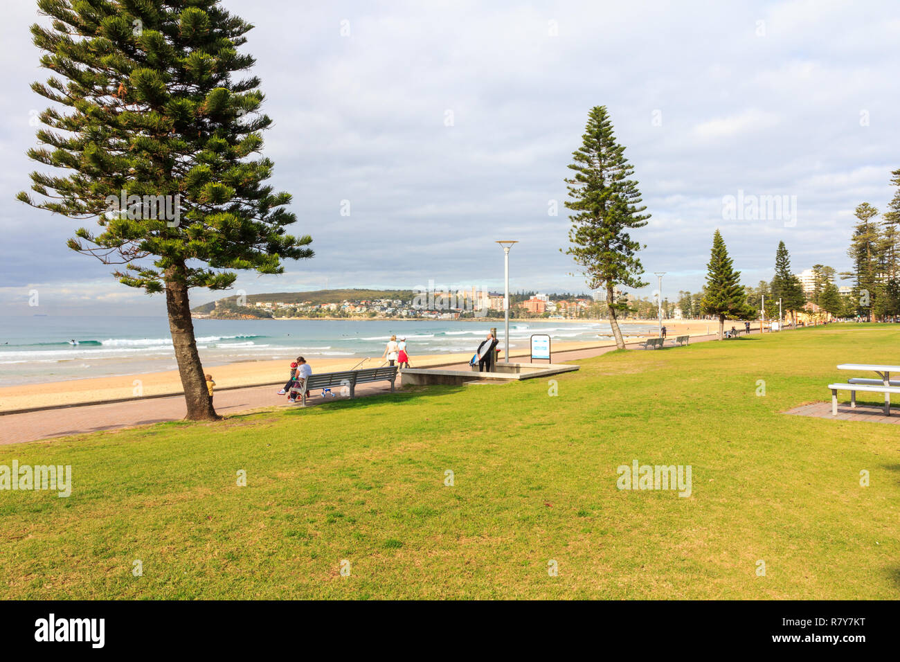 Manly, Australien - 12. Juni 2015: Menschen zu Fuß entlang der Manly Promenade an einem bewölkten Tag. Trainieren und Wandern Hunde sind beliebte Aktivitäten. Stockfoto