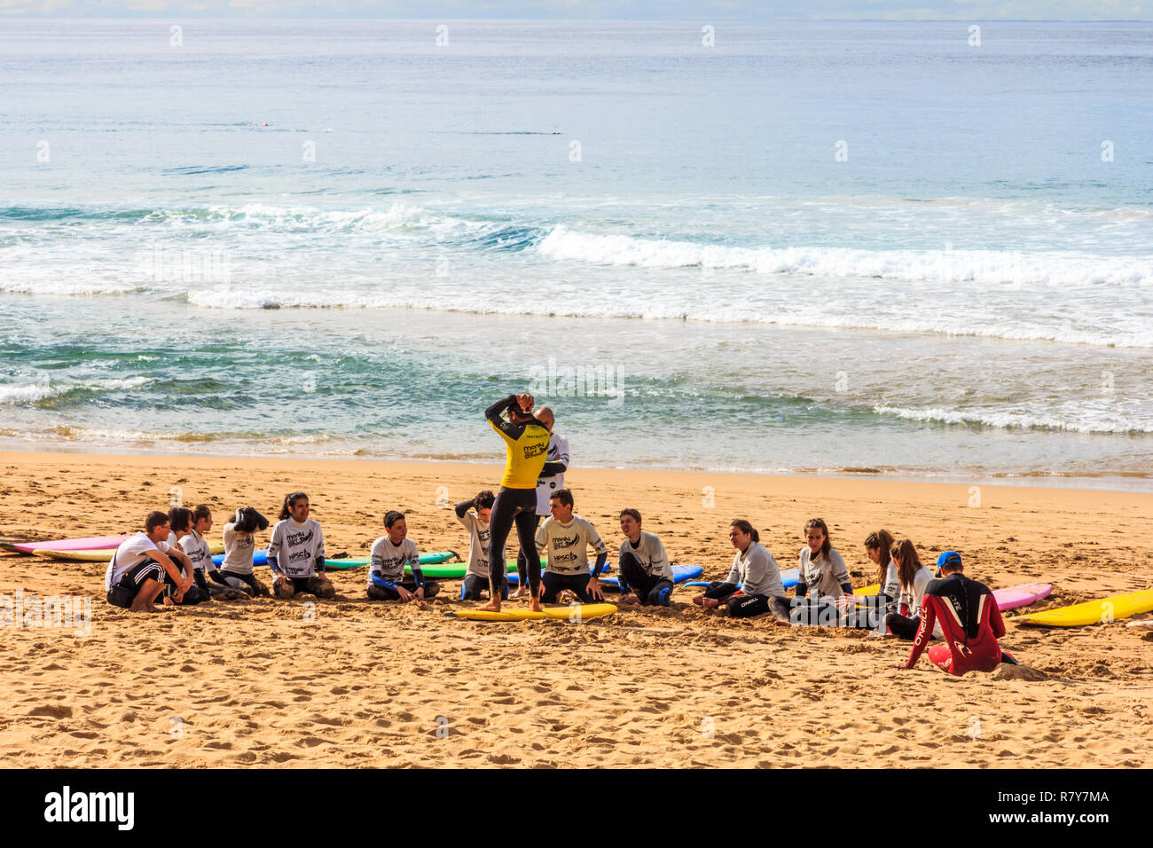 Manly, Australien - 12. Juni 2015: Junge Menschen, die an einer Surfschule am Strand. Surfen ist eine beliebte Aktivität. Stockfoto