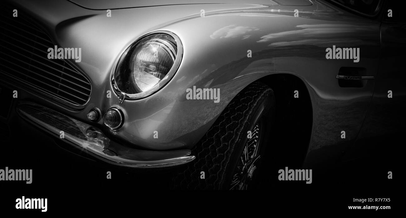Die Scheinwerfer eines klassischen Aston Martin DB 5. Stockfoto