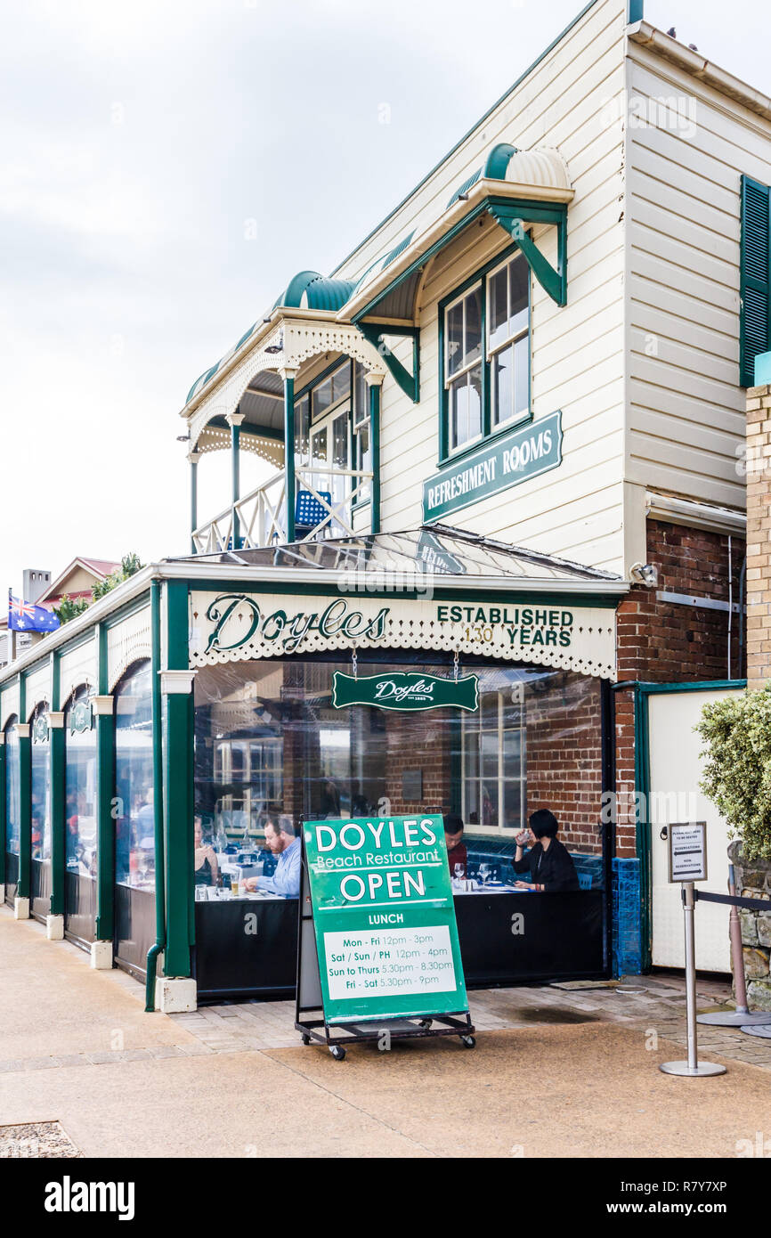 Sydney, Australien - Juni 2015 21: Die Menschen essen in Doyles Restaurant in Watsons Bay. Das berühmte Restaurant ist seit über 130 Jahren etabliert Stockfoto