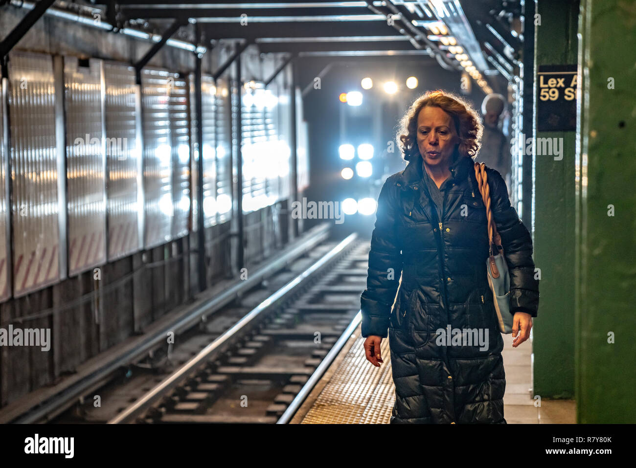 New York, USA, 11. Dez 2018 - Eine Frau geht in die Plattform als Gleis Geometrie Auto (TGC) 59. in New York City Street Station Ansätze. Ein TGC ist eine Aut Stockfoto