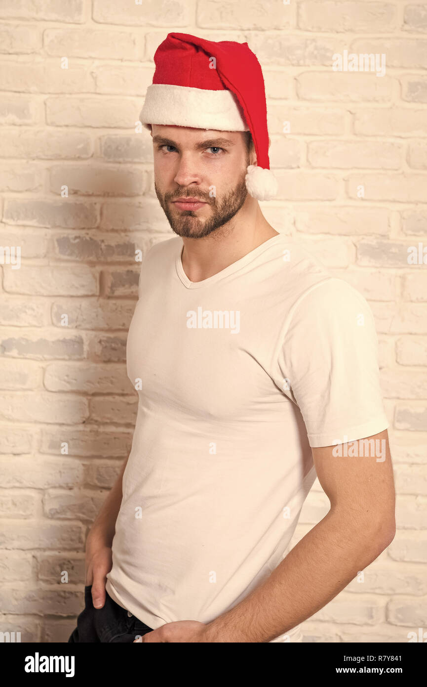 Macho mit bartigen Gesicht in Santa Hut und tshirt Pose auf weiBer Wand. Santa claus Mode Weihnachten Silvester Party Urlaub feier Konzept Stockfotografie Alamy