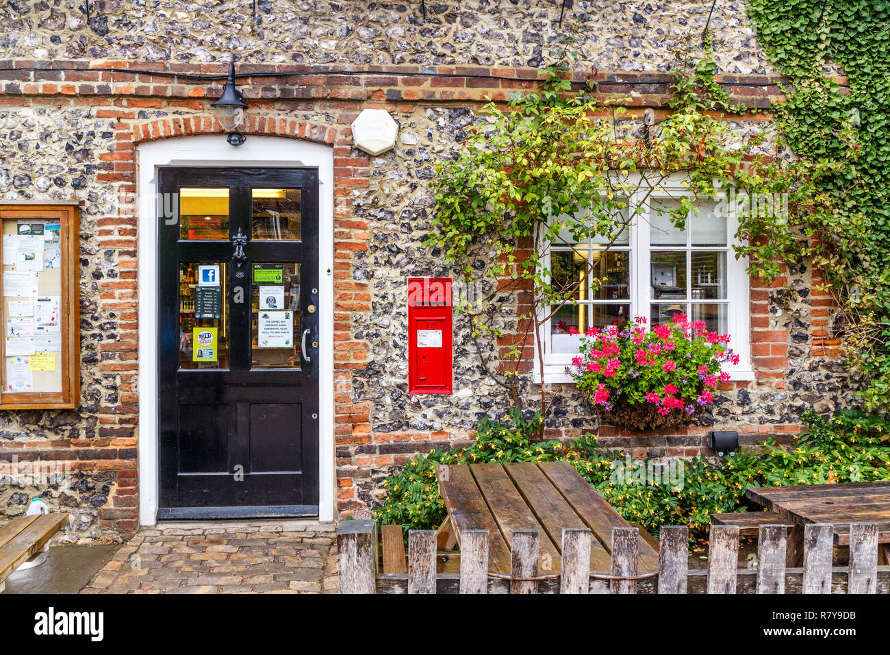 Hambleden, England - 13. August 2015: Die alte Post und Dorfladen. Das Gebäude ist ein Backstein und Feuerstein Cottage. Stockfoto