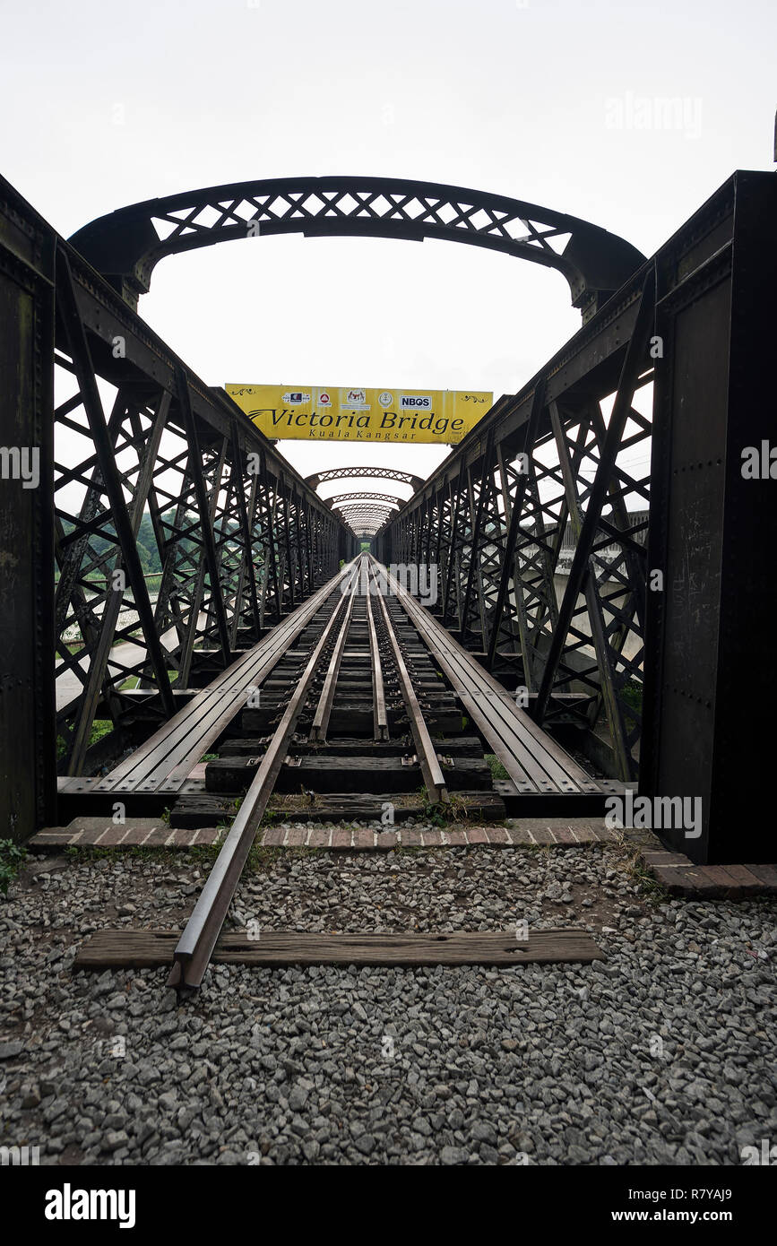 Kuala Kangsar, Malaysia - 21. Juni 2018: einspurige Eisenbahnlinie Victoria Bridge gelegen in Kuala Kangsar, liegt neben Sungai Perak, Malaysia - Eine der Th Stockfoto