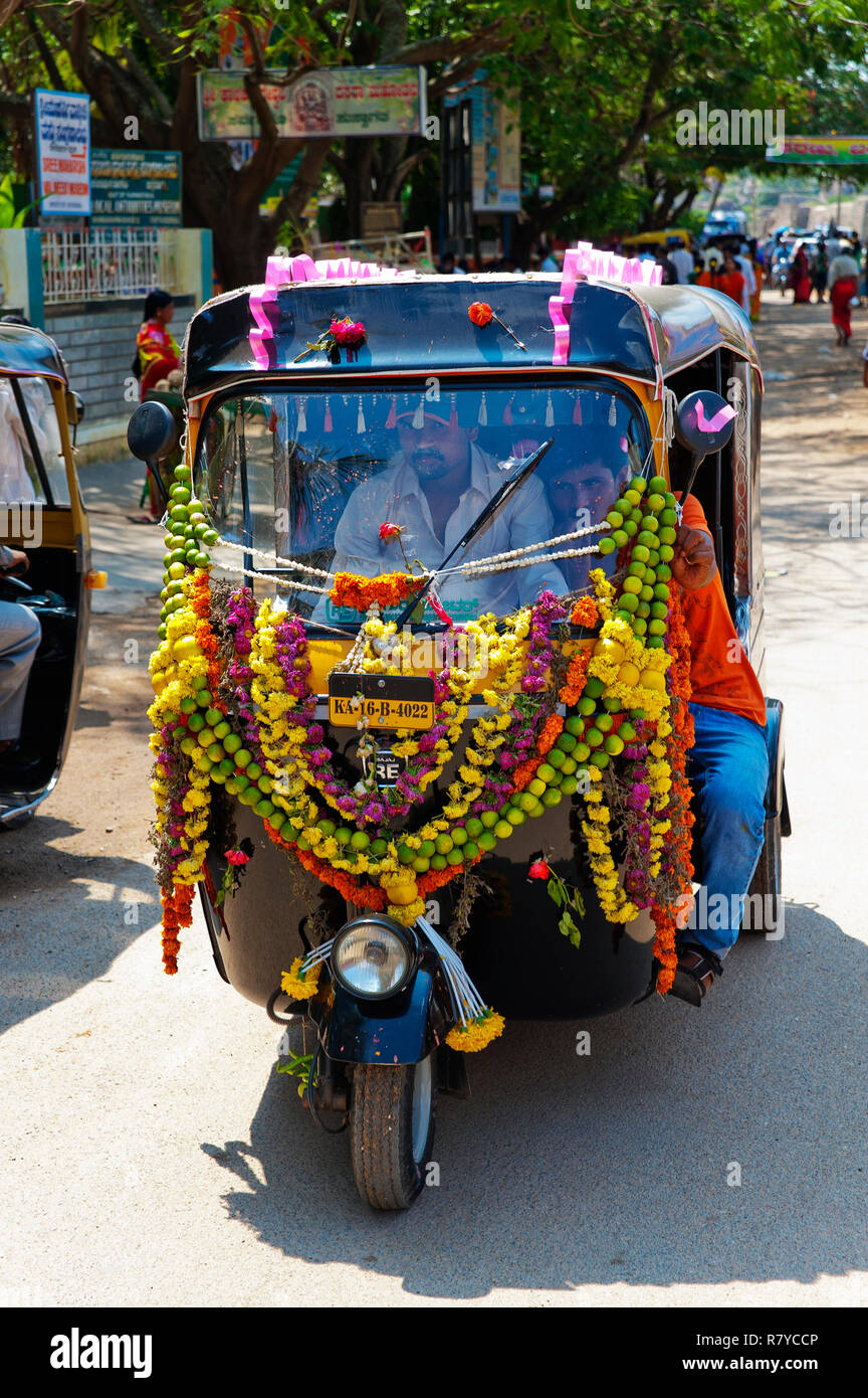 Tuk Tuk, das indische beliebte Taxi voll mit bunten Blumen, im indischen Stil, Chitradurga, Karnataka, Indien Stockfoto
