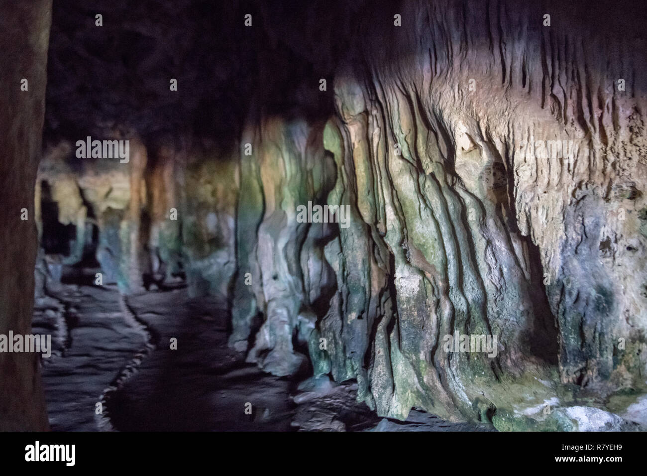 Fontein Höhle Aruba - bunte Kalkstein Stalagmiten und Stalaktiten - in der Nähe von Boca Prins in "Arikok" National Park - Enthält Arawak indische Höhlenzeichnungen Stockfoto