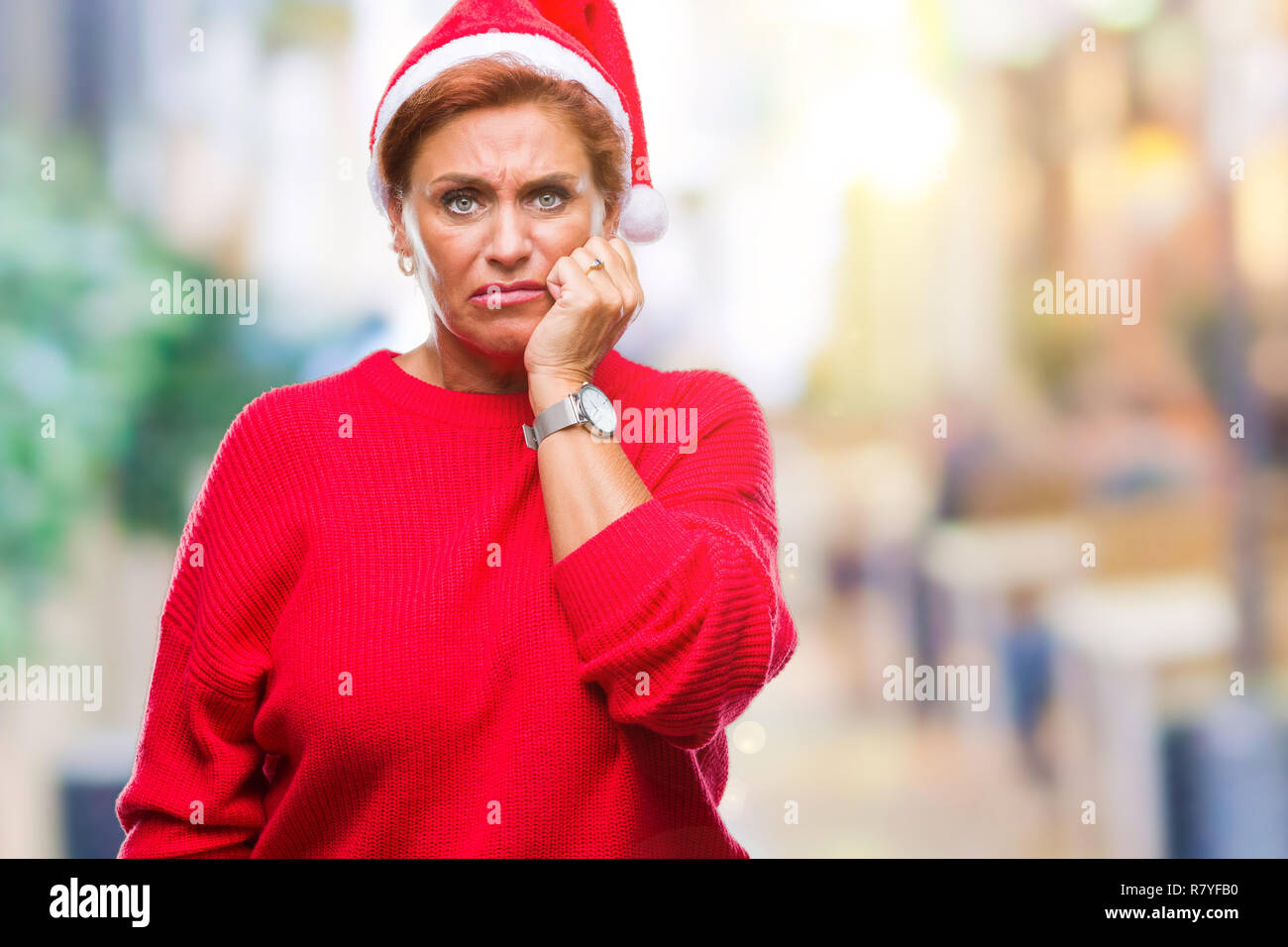 Attraktives senior kaukasischen rothaarige Frau mit Mütze über isolierte Hintergrund gestresst und nervös mit den Händen auf den Mund Beißen Nägel Stockfoto