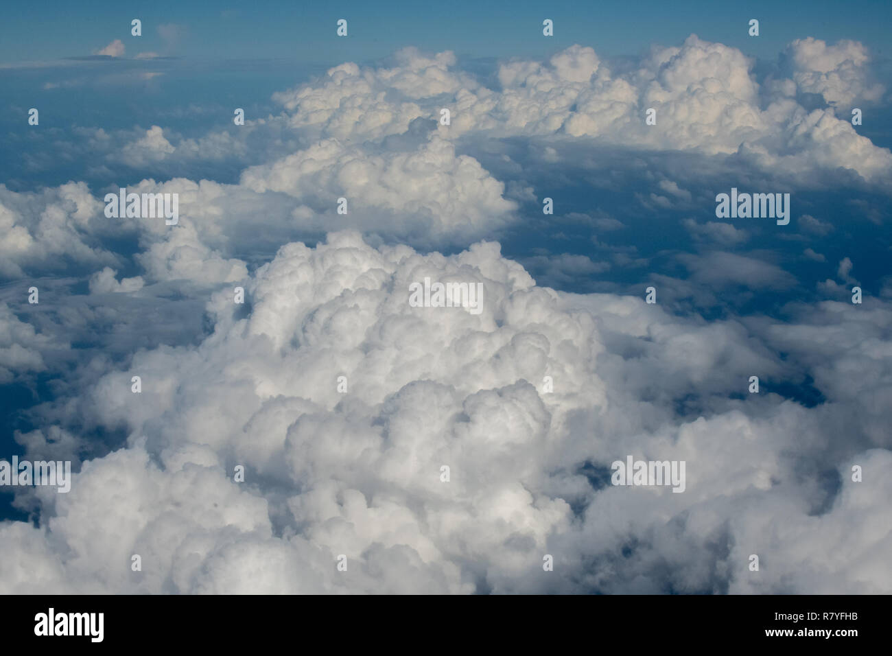 Über den Wolken aus dem Flugzeug - blauer Himmel puffy Clouds - Wogenden cumulus Wolken - wattebausch cumulous Wolken Karibischen Ozean-Cumulus congestus Stockfoto