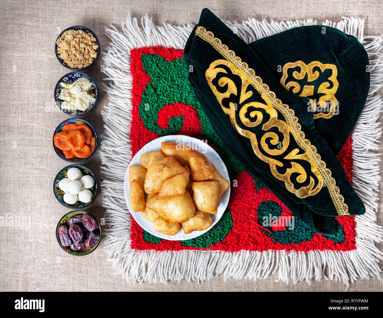Asiatische Gerichte auf die ethnischen Teppich in Jurten Stockfoto