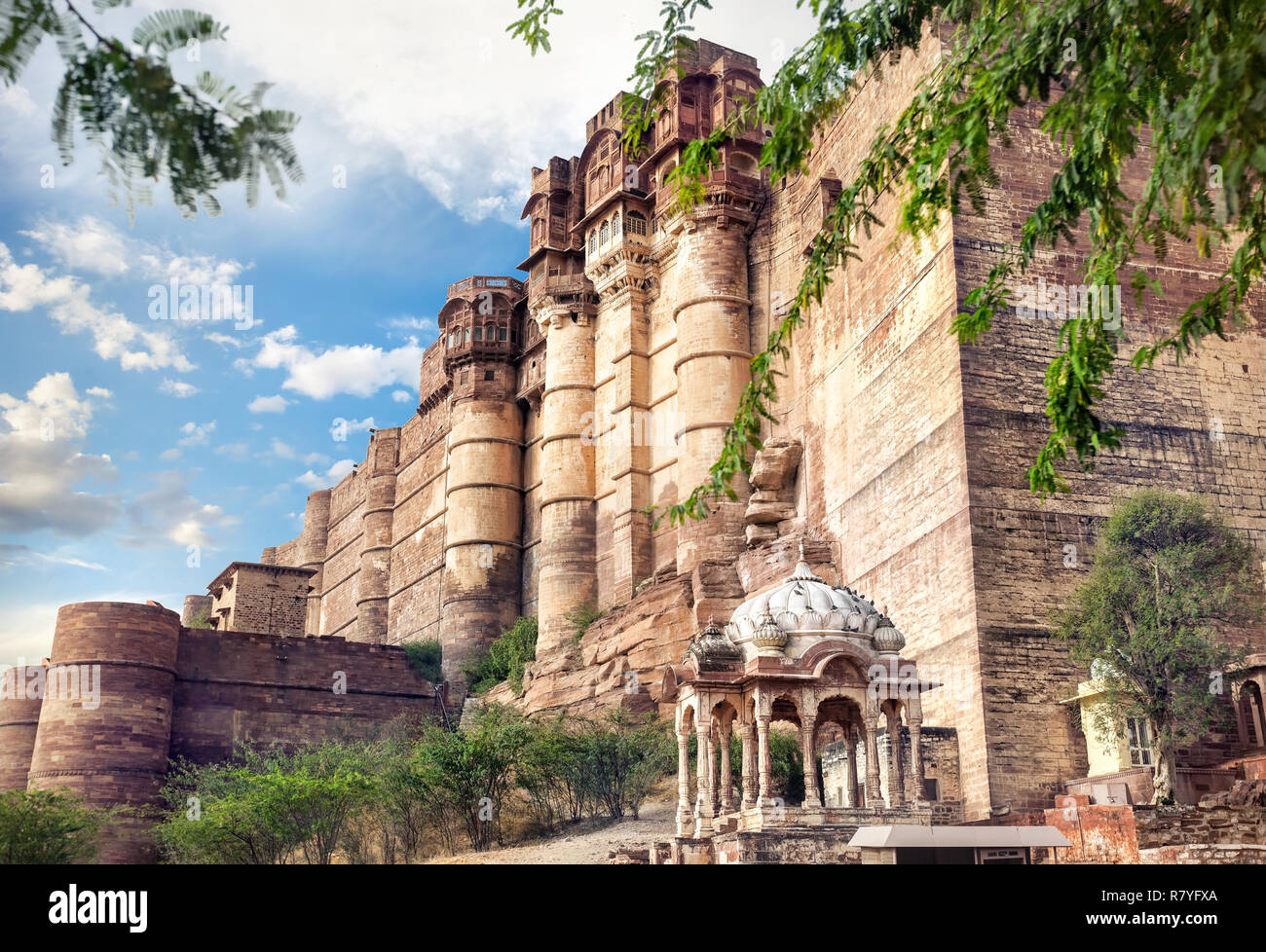 Mehrangarh Fort im Blue Sky in Jodhpur, Rajasthan, Indien Stockfoto