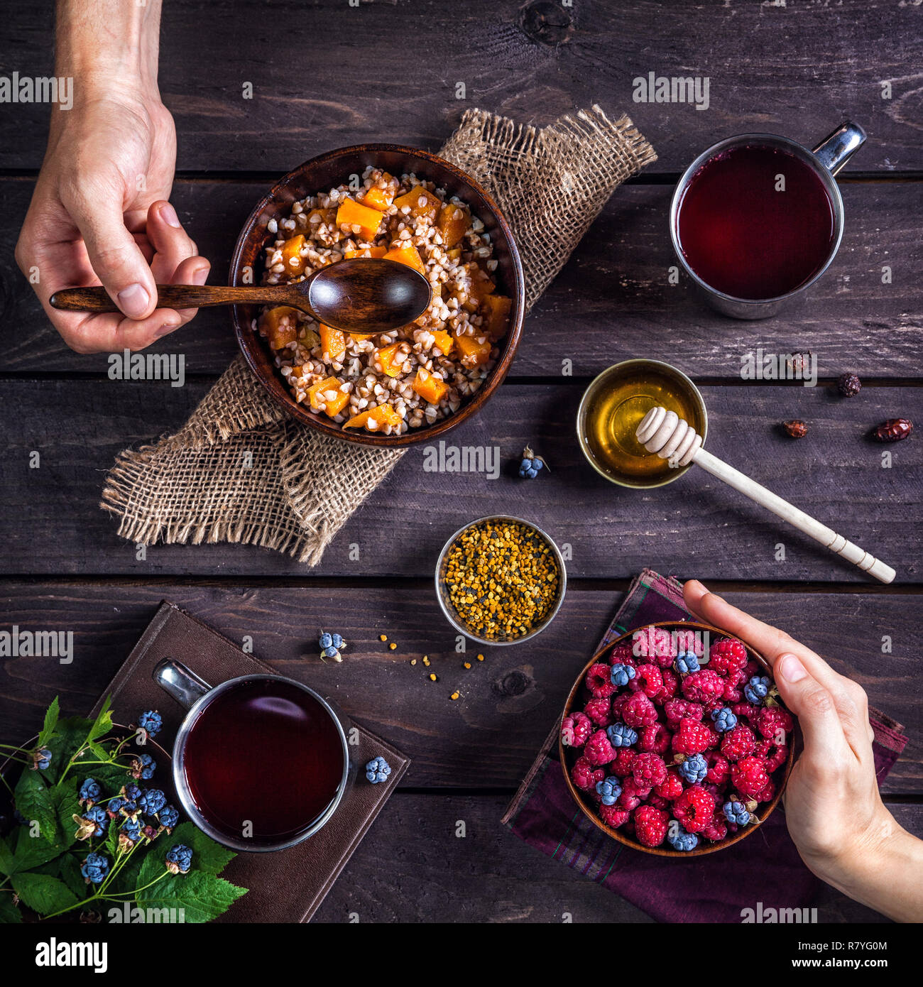 Gesunde romantisches Frühstück mit Kürbis Porridge und Beeren im Village Summer House Stockfoto