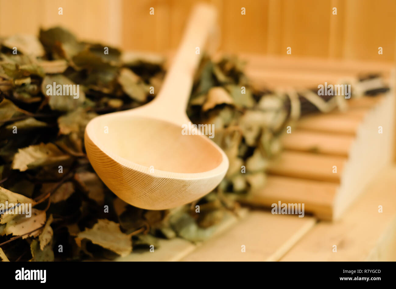 Sauna Zubehör schließen, die mit traditionellen finnischen oder russische Sauna, Birke, Besen und Schaufel aus Holz. Ruhe und Entspannung im Spa im kalten Winter warm zu halten Stockfoto