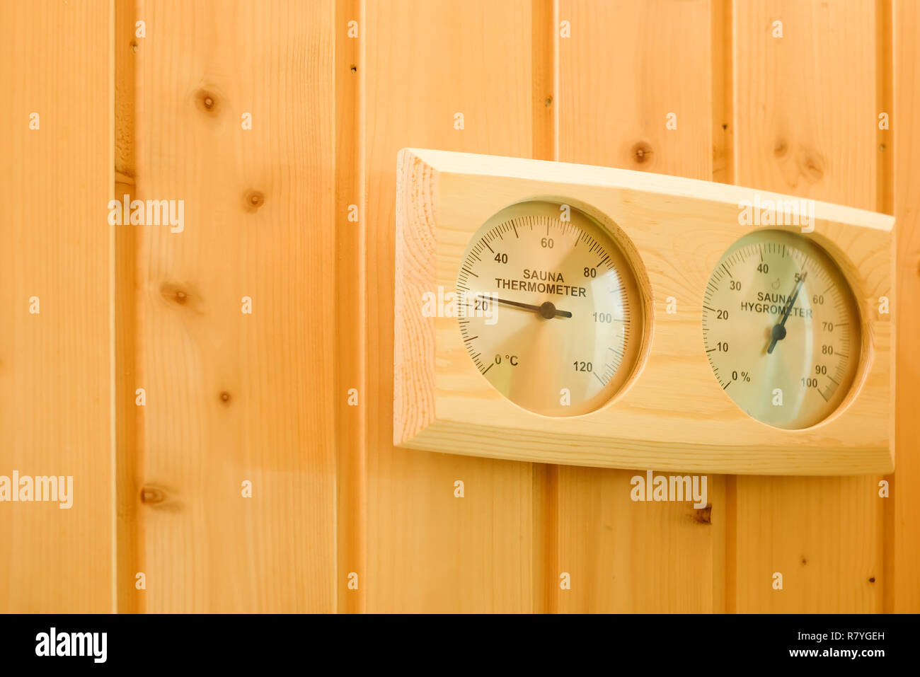 Innenbereich der Sauna. Messung von Feuchte und Temperatur, Thermometer und Hygrometer. Gesundheit und Sicherheit Stockfoto