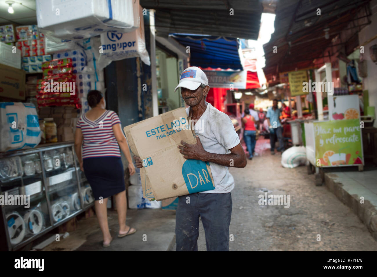 Unbekannte ältere Afro-kolumbianischen Mann nach einem anstrengenden Tag Bazurto Bazurto Markt (Mercado). Cartagena de Indias, Kolumbien, Oktober 2018 Stockfoto