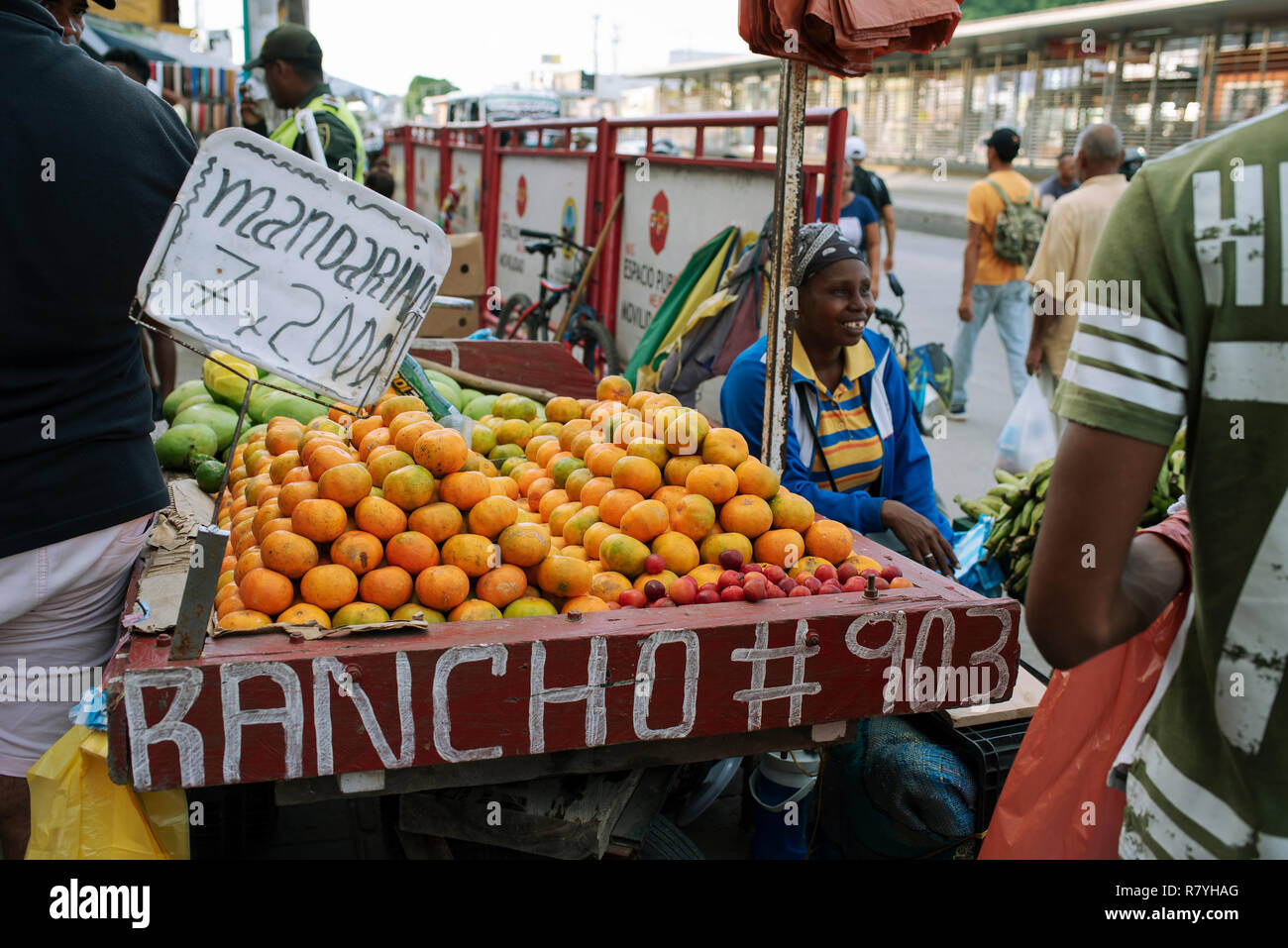 Mandarinen für den Verkauf auf der Straße von Bazurto Markt (Mercado Bazurto). Cartagena de Indias, Kolumbien Stockfoto