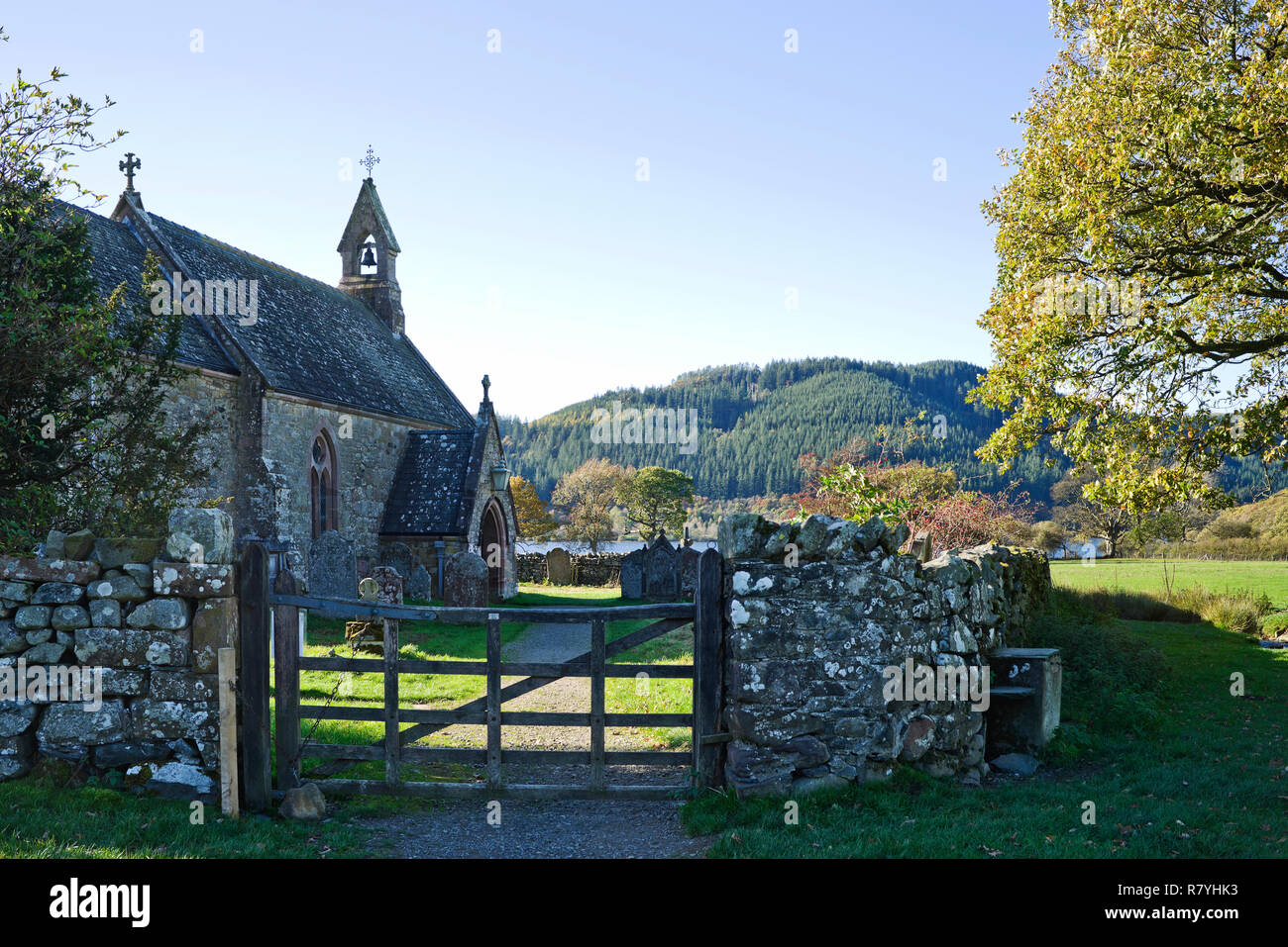 Schöne alte Stein St Bega's Church auf der Mirehouse Immobilien, am See Bassenthwaite, Lake District, Cumbria, England UK, sonnigen Herbsttag. Stockfoto