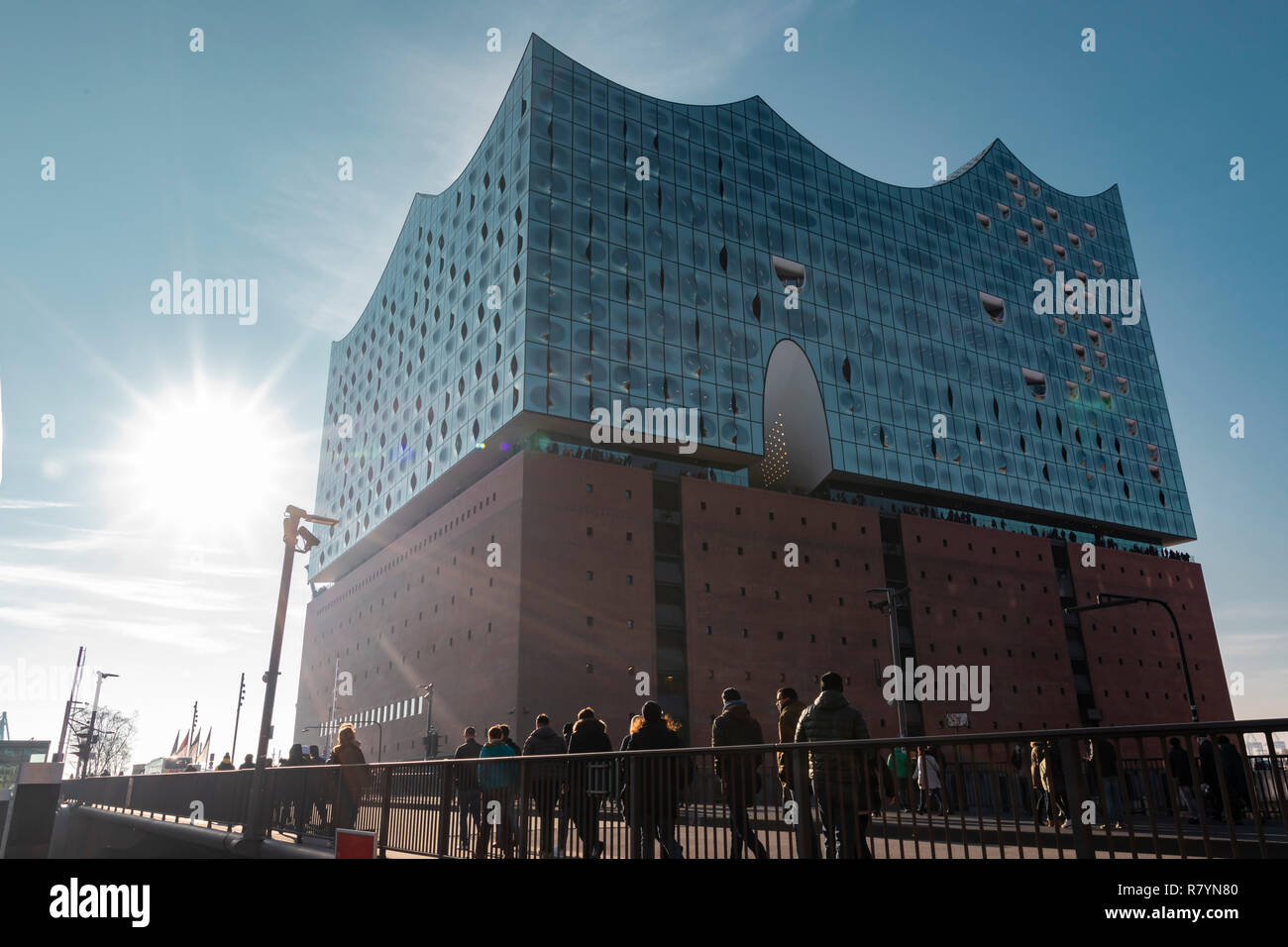 Hamburg, Deutschland, 17. November 2018: Der Bau der Hamburger Elbphilharmonie an einem sonnigen Tag in den Hafen von Hamburg in Deutschland. Stockfoto