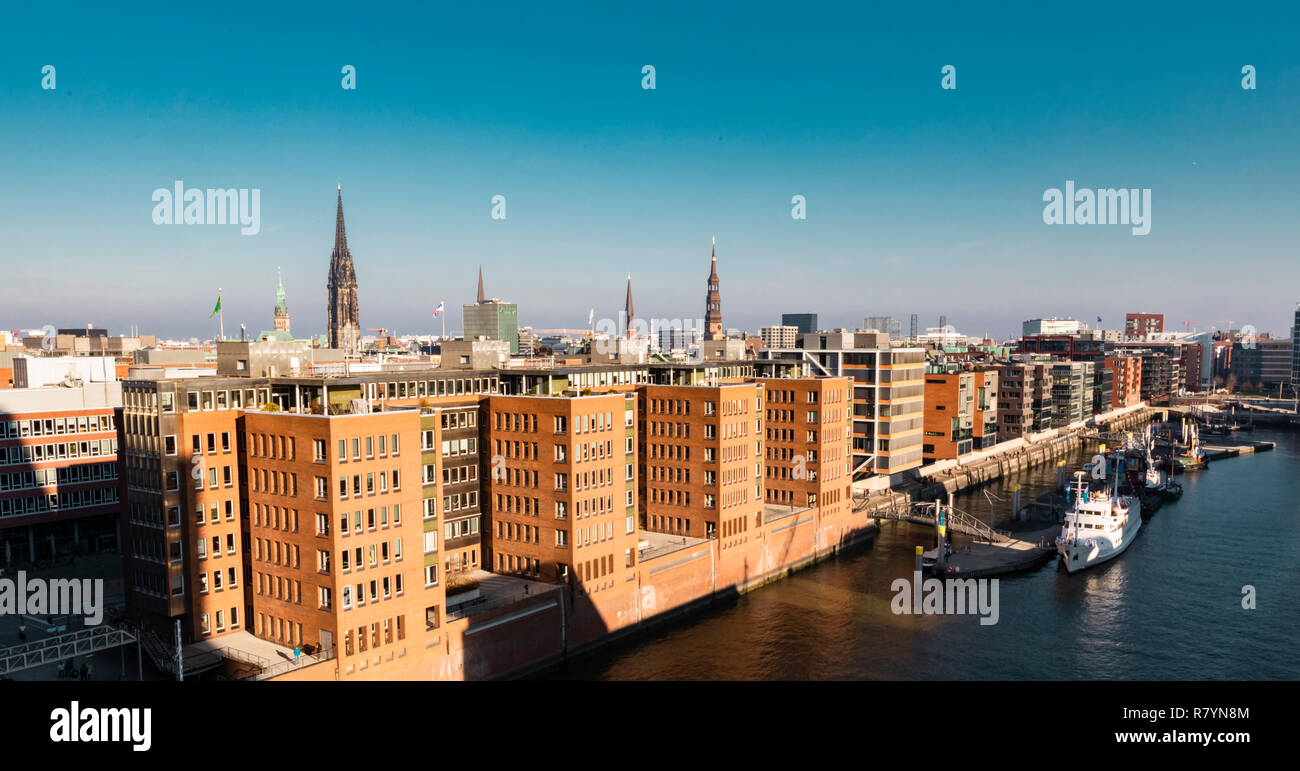 Hamburg, Deutschland, 17. November 2018: Blick auf die Skyline der Stadt Hamburg vom Hafen entfernt. Stockfoto