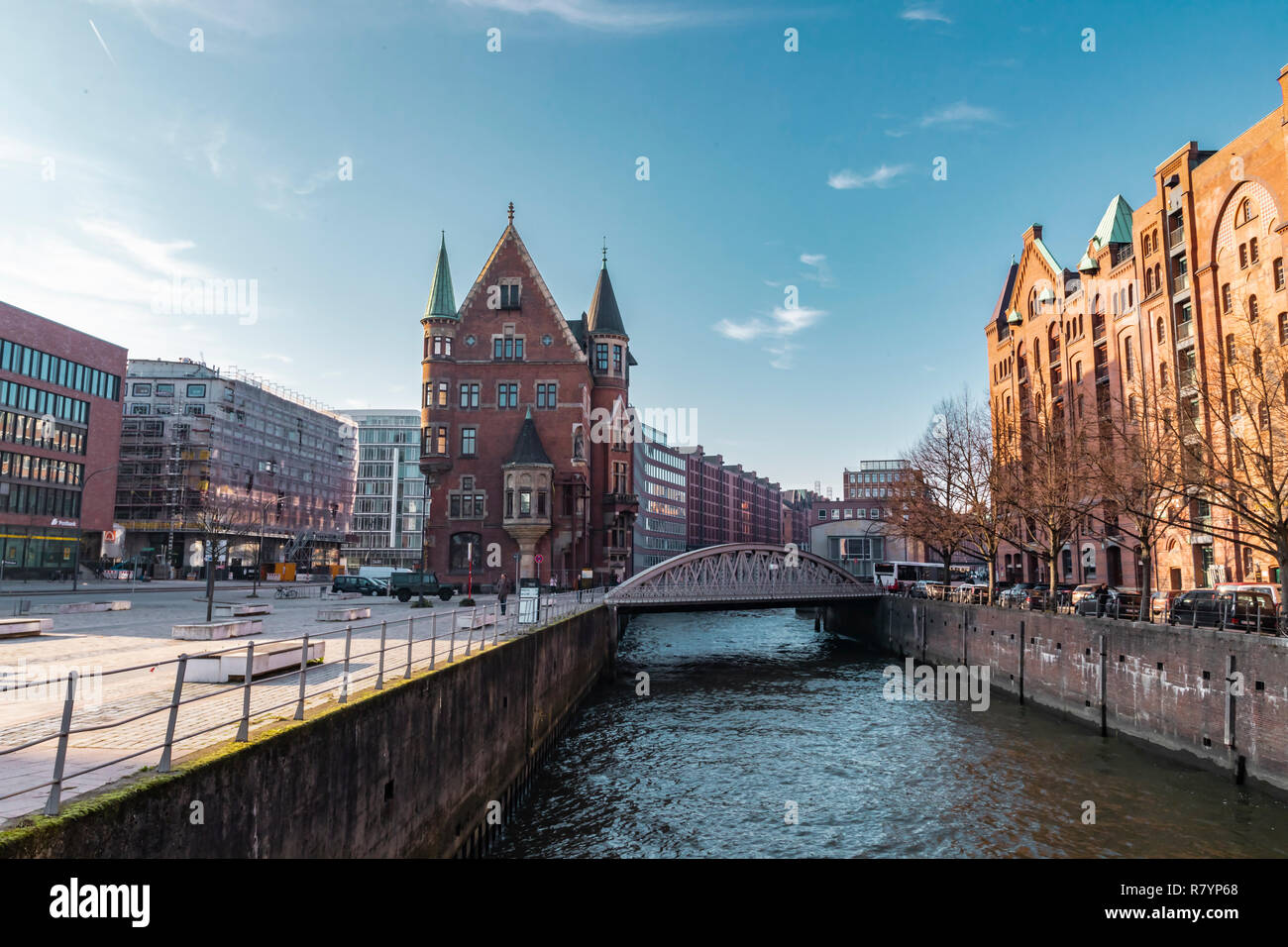 Hamburg, Deutschland, 17. November 2018: Blick auf die Elbe, über die berühmte Speicherstadt oder alte Fabrik und der Speicherstadt in der Stadt Stockfoto