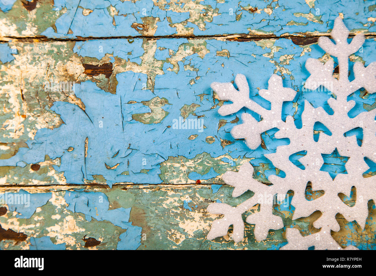 Weihnachten Schneeflocke auf Blau Holz- Hintergrund. Stockfoto