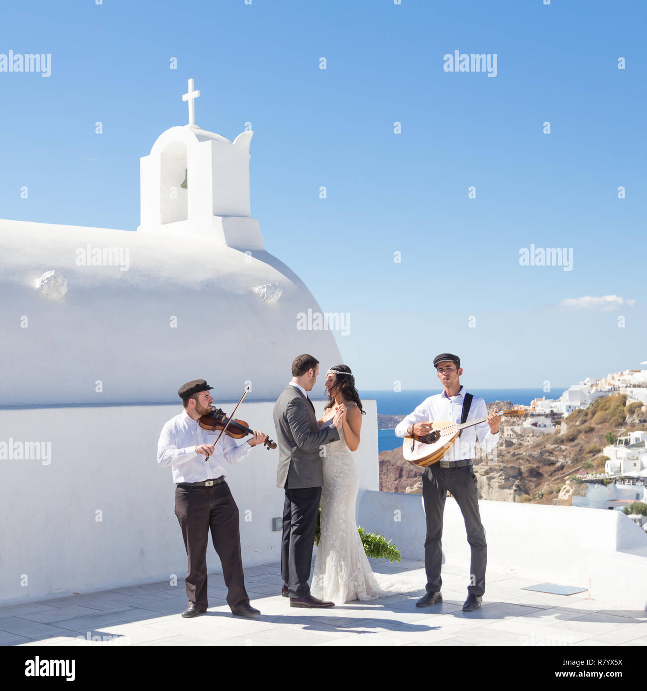 Braut und Bräutigam dansing auf Hochzeit Zeremonie auf der Insel Santorin, Griechenland. Stockfoto