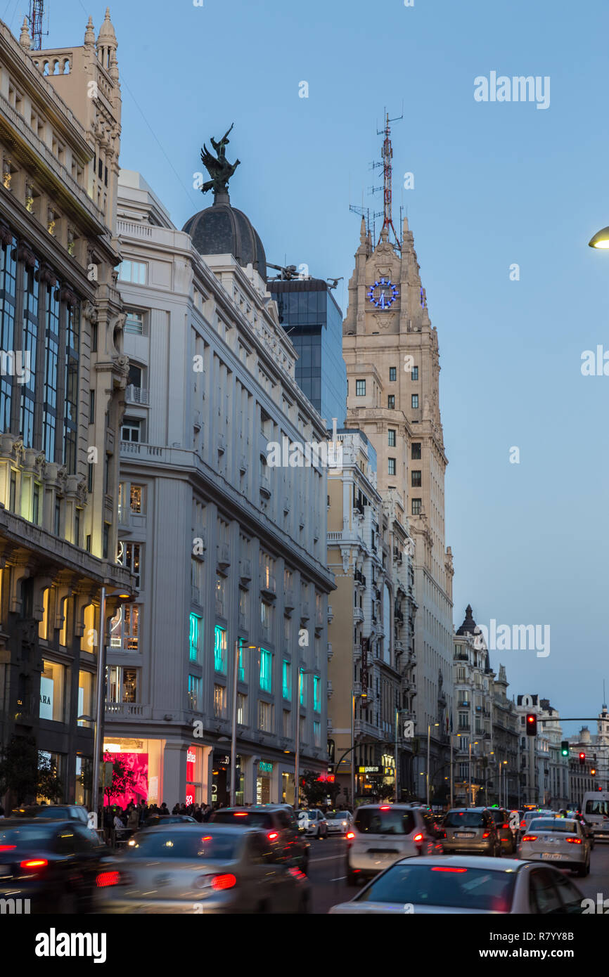 Madrid, Spanien. Gran Via, Haupteinkaufsstraße in der Abenddämmerung. Stockfoto