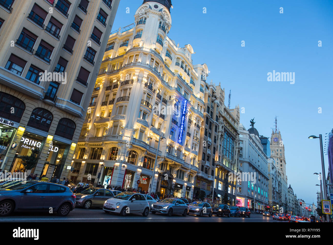 Madrid, Spanien. Gran Via, Haupteinkaufsstraße in der Abenddämmerung. Stockfoto
