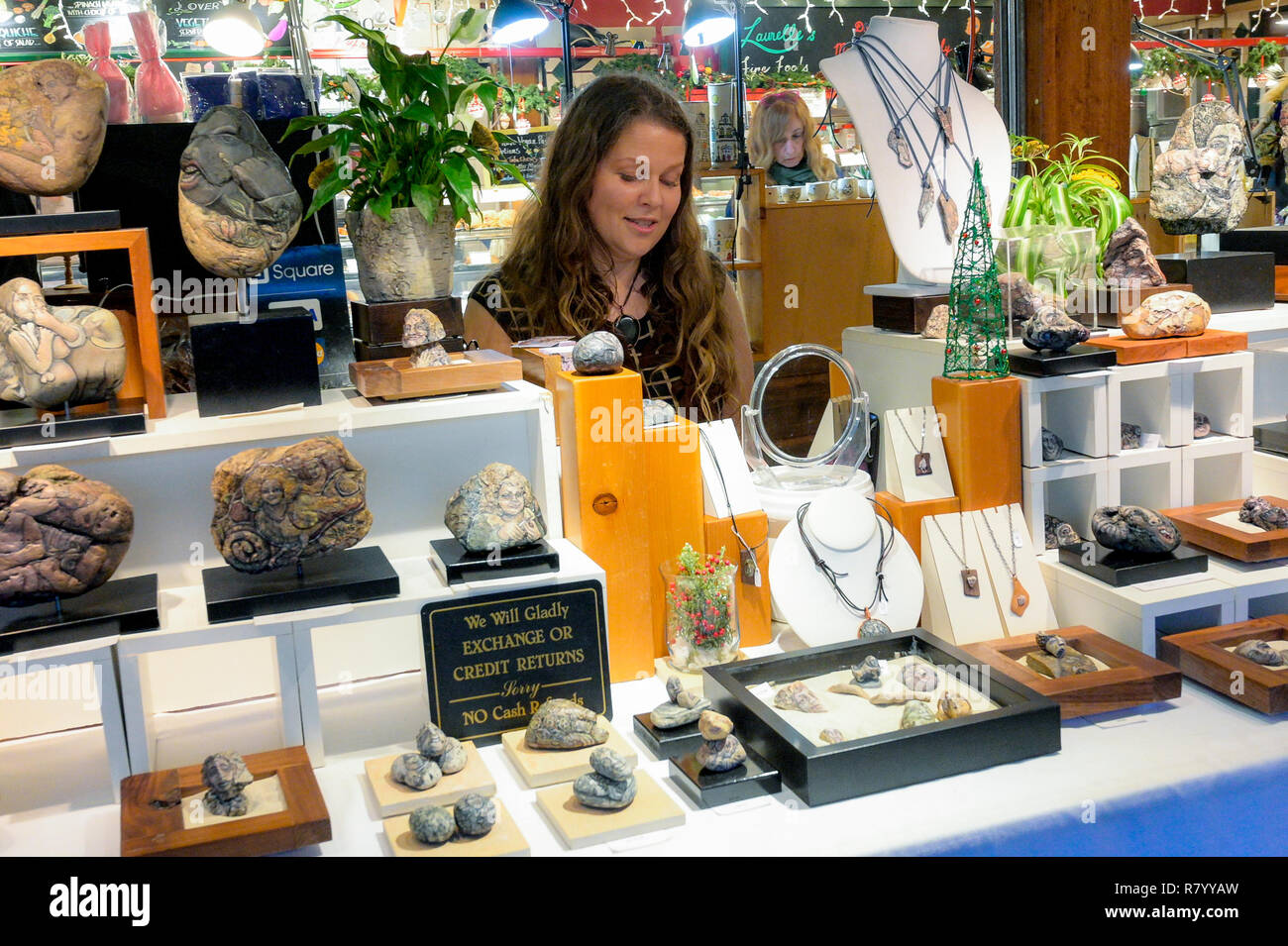 Michelle Vulama, rock Maler extaordinaire an ihrem Messestand auf der Granville Island Public Market, Vancouver, British Columbia, Kanada Stockfoto