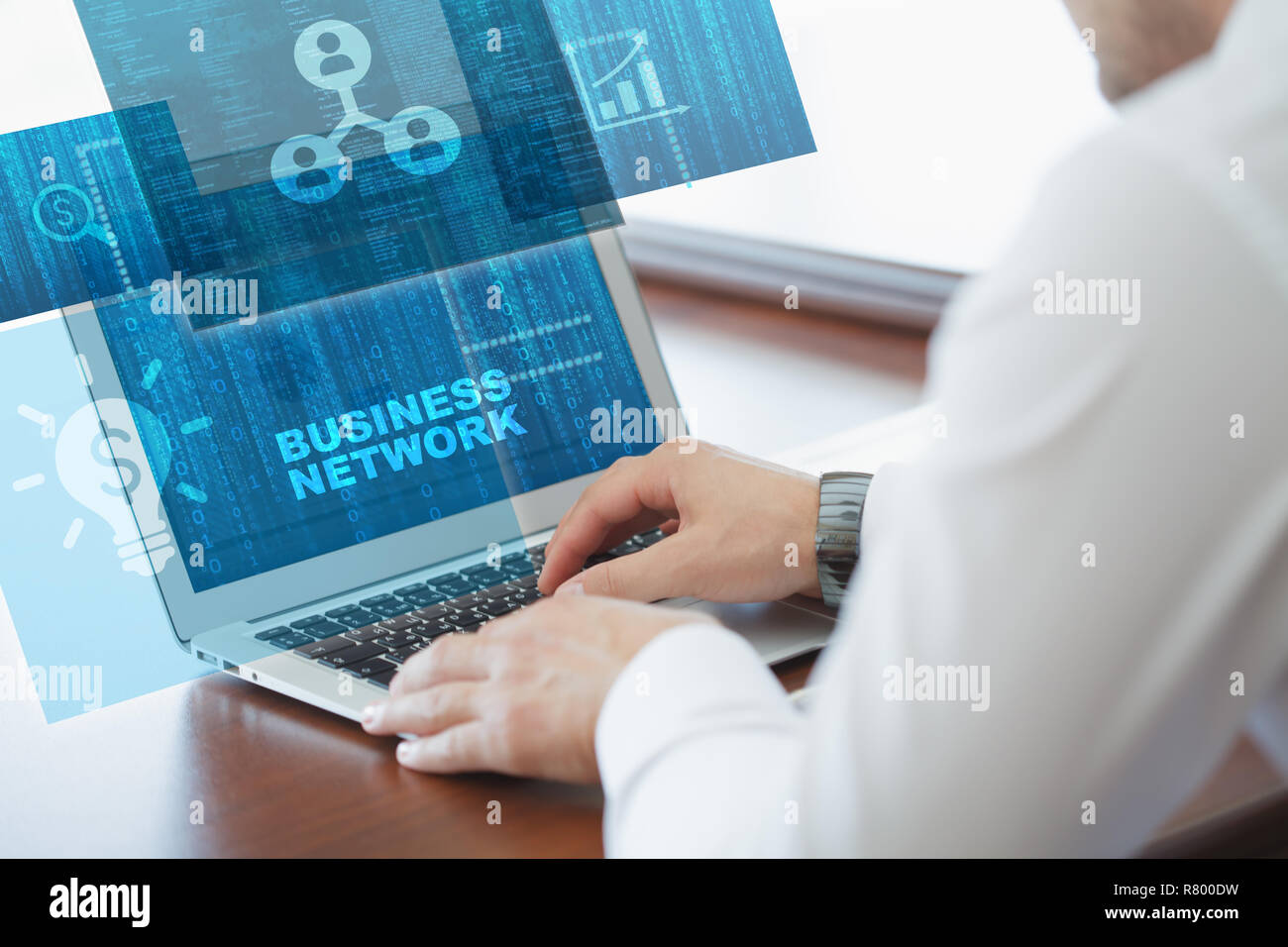 Das Konzept der Business, Technologie, das Internet und das Netzwerk. Ein junger Unternehmer arbeiten an einer virtuellen Bildschirm der Zukunft und sieht den inscrip Stockfoto