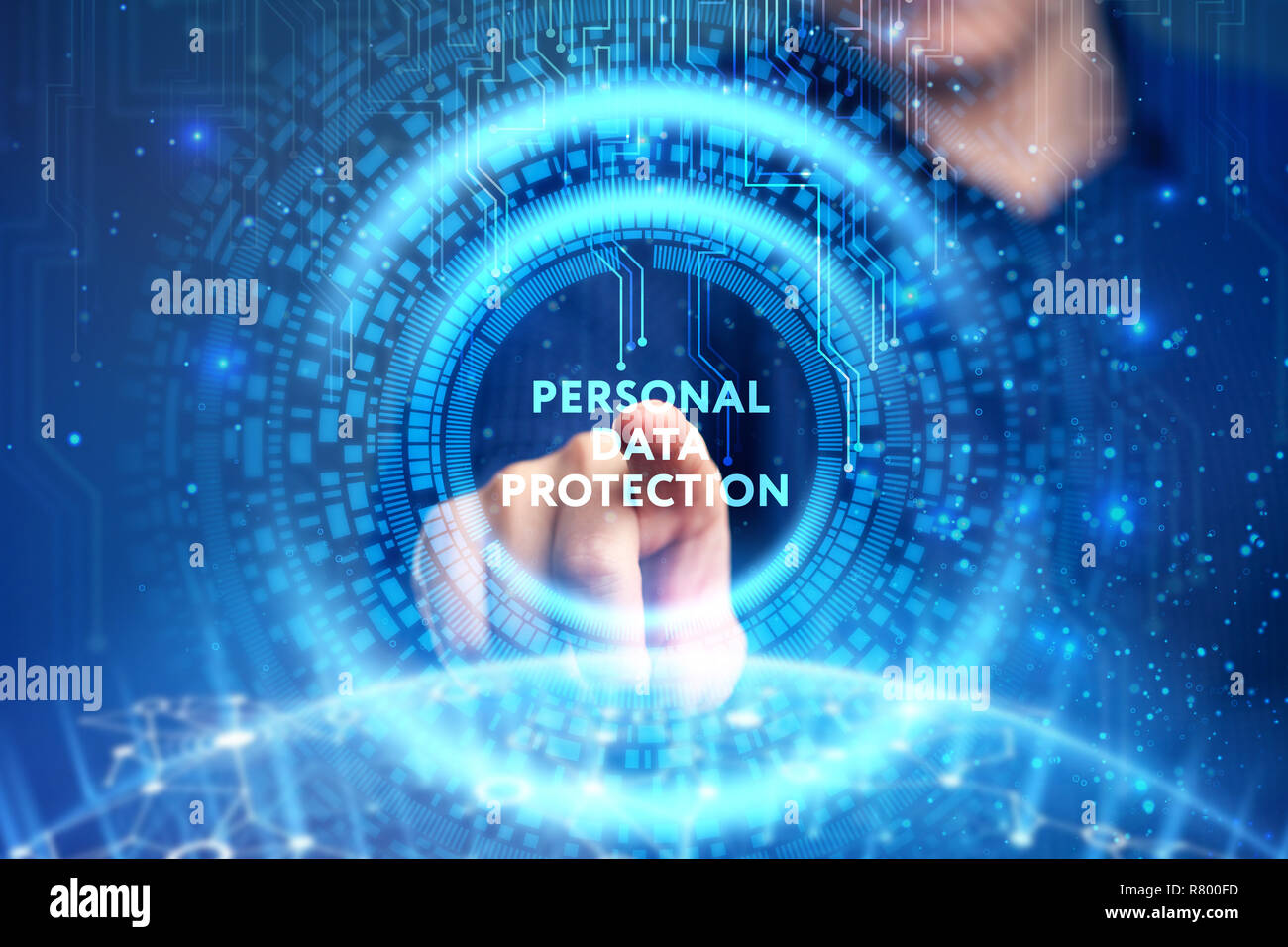 Wirtschaft, Technologie, Internet und Netzwerk Konzept. Junge Unternehmer arbeiten an einer virtuellen Bildschirm der Zukunft und sieht die Inschrift: Persönliche dat Stockfoto