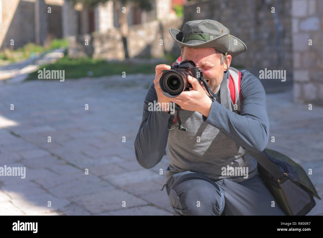 Porträt eines professionellen Street und fahren Fotograf mit einer Kamera in Richtung des Themas hingewiesen Stockfoto