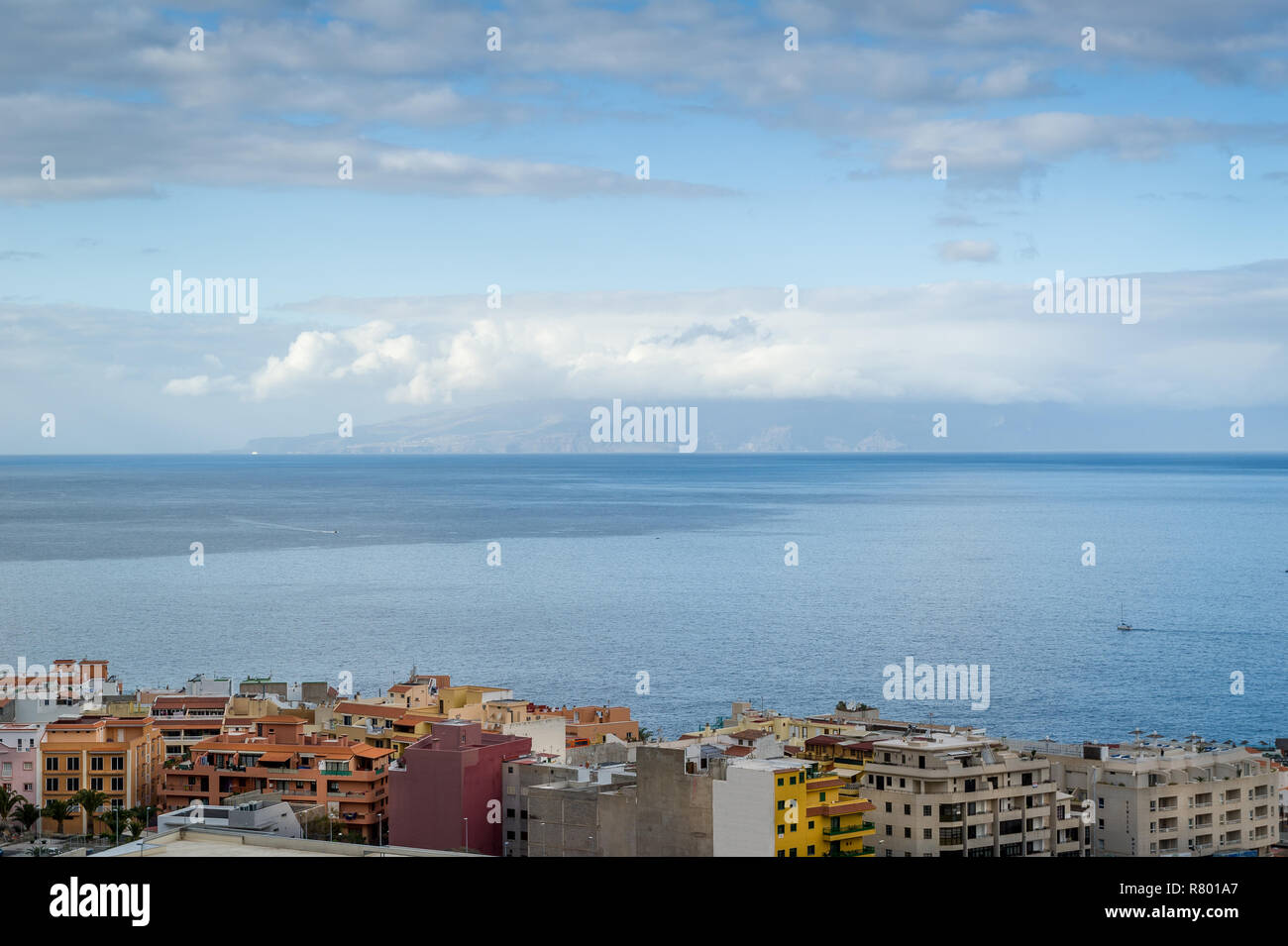 Teneriffa Adeje Ufer, ruhigen Ozean und die Insel La Gomera sehen im Hintergrund. Kanarische Inseln, Spanien. Stockfoto
