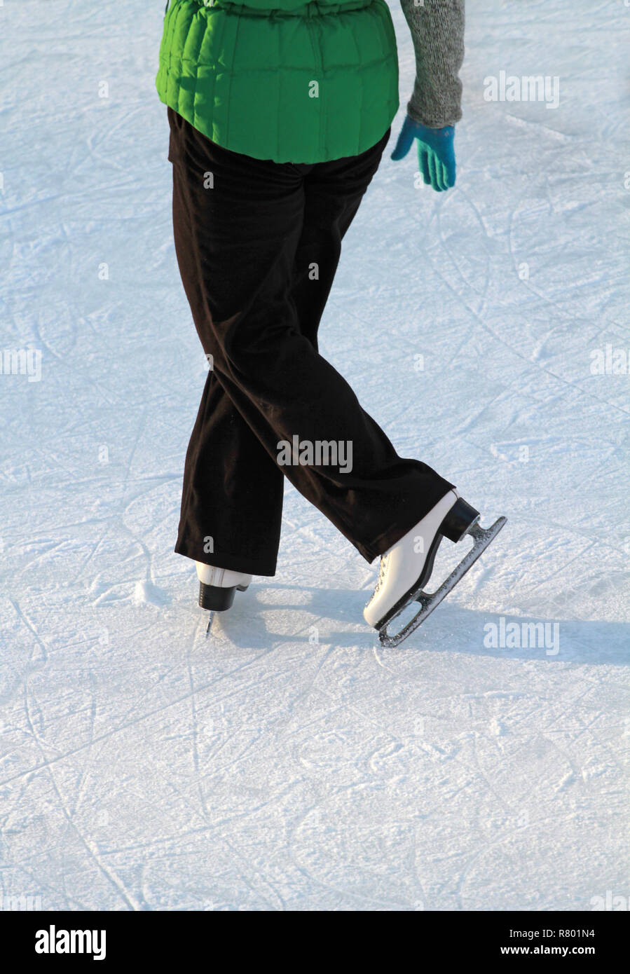 Frau auf der Eislaufbahn Stockfoto