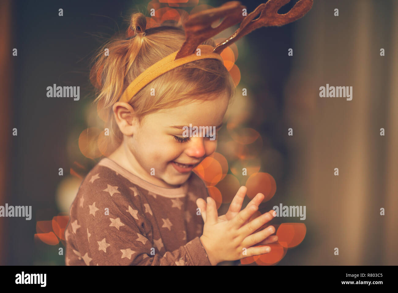 Portrait Of Happy little boy tragen Festliche raindeer Hörner, Rudolph mit der roten Nase, fröhliches Baby klatschen der Freude Stockfoto