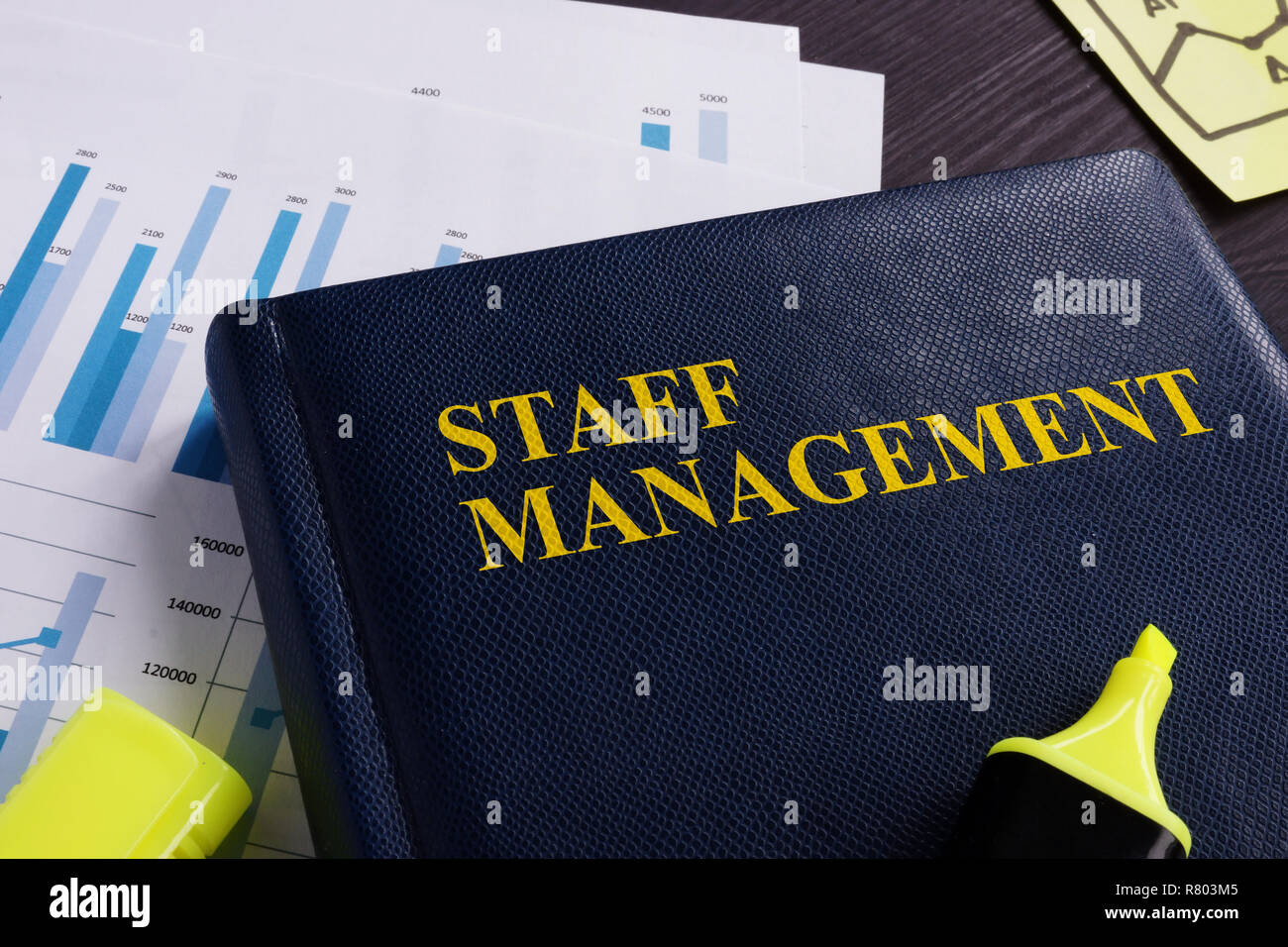 Personal management Buch und Dokumente auf einem Schreibtisch. Stockfoto