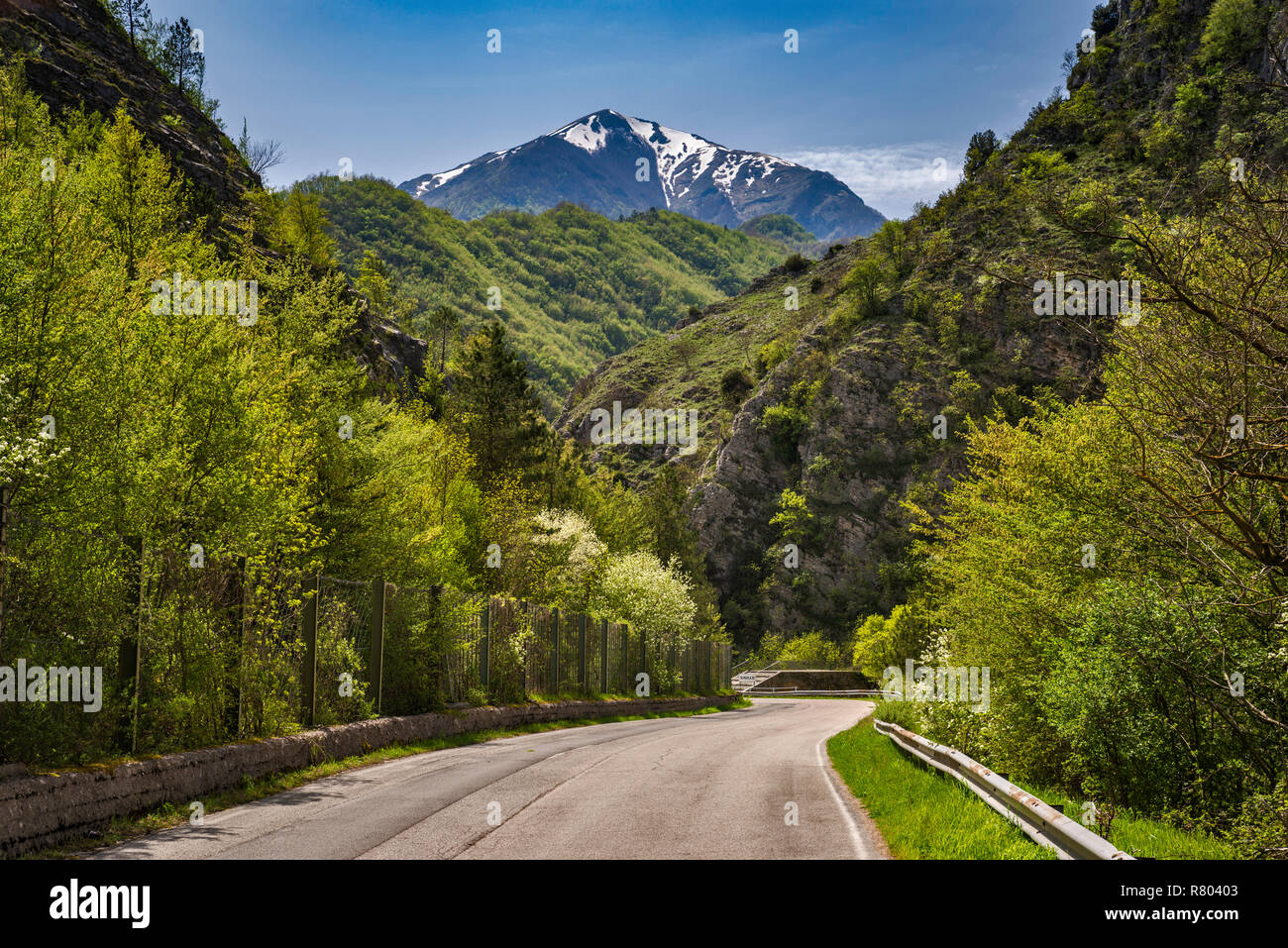 Via Salaria im Gole del Cilento, in der Nähe von Sigillo, die, mit Monte Nuria in Distanz, Monti del Cicolano, zentralen Apenninen, Latium, Italien Stockfoto