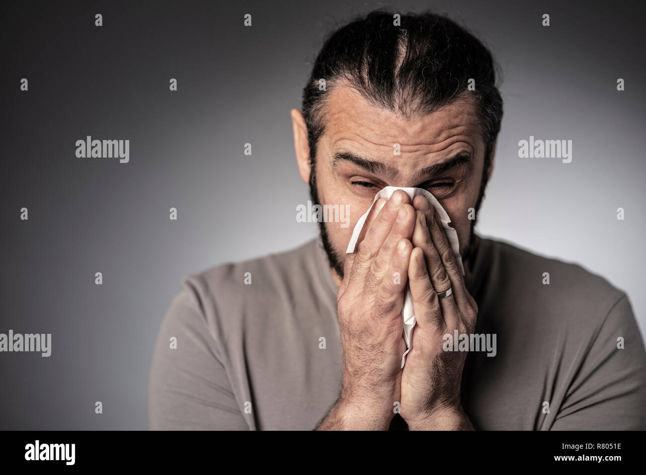 Mann mit kalter Schlag seine Nase studio Portrait Stockfoto