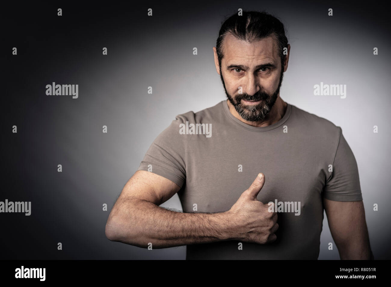 Lange Haare Mann Daumen up Studio shot Stockfoto