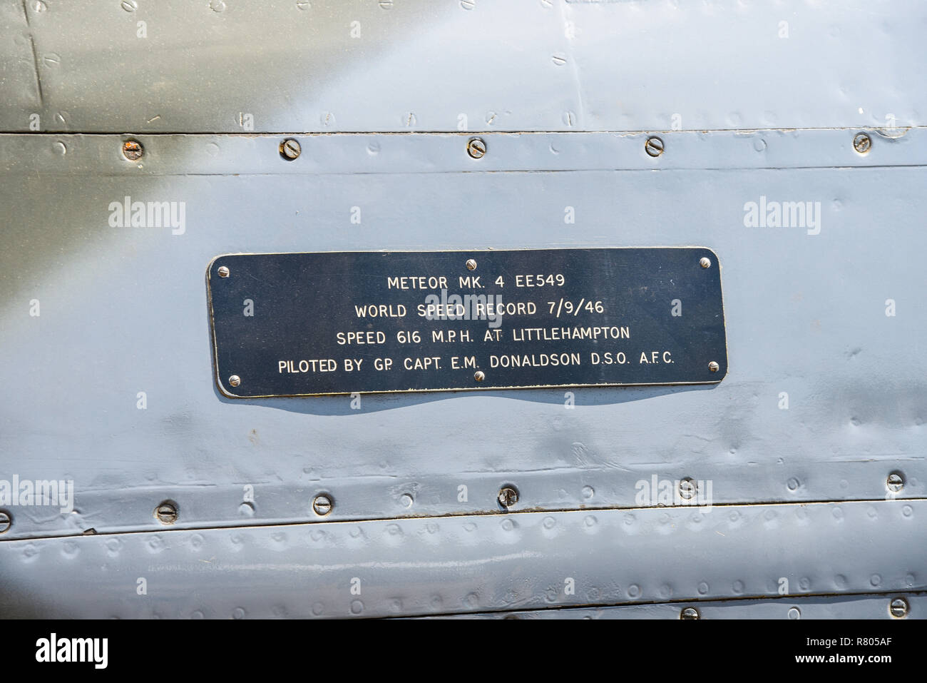Plakette zu Gloster Meteor IV Markus 4 Düsenflugzeug EE 549 Gedenken an Weltrekord von 1946 von 616 mph pilotiert von Gp Capt Donaldson befestigt Stockfoto