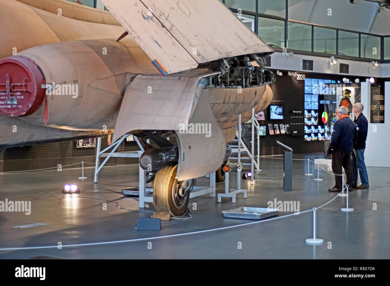 Zwei ältere Männer bewundern und Ausstellung in der RAF Museum Hendon London UK Stockfoto