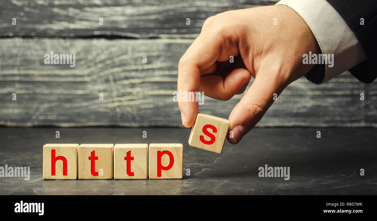 Hand hält einen Würfel, der mit dem Buchstaben "S" mit dem Wort http. Ändern Sie das Protokoll für die Sicherheit und die Übertragung von hypervistext, die Erhöhung der Sicherheit der Wir Stockfoto