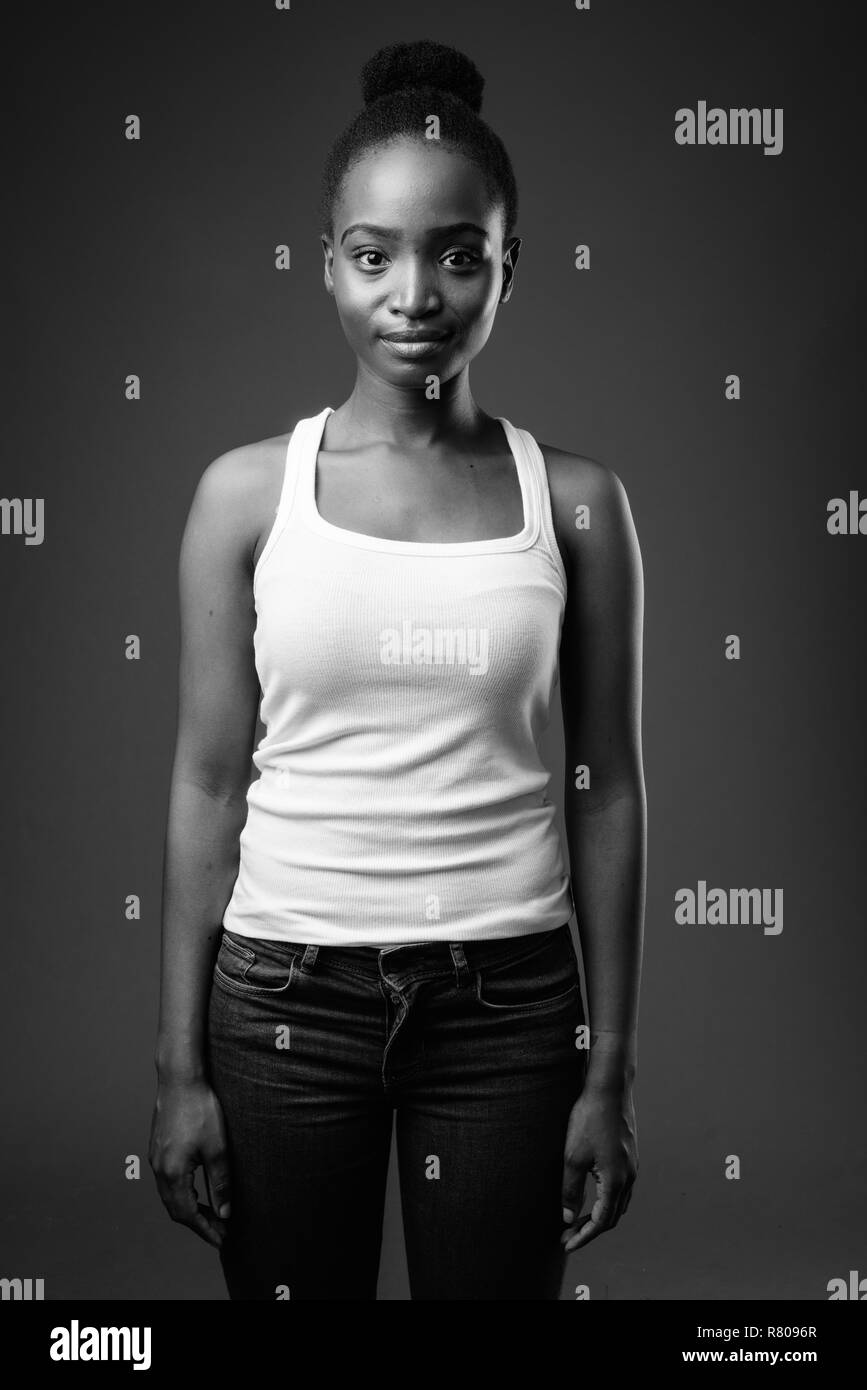 Junge schöne afrikanische Zulu Frau in Schwarz und Weiß Stockfoto