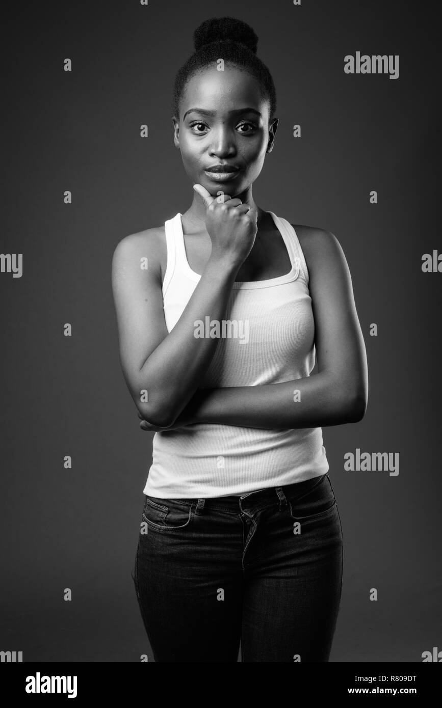 Junge schöne afrikanische Zulu Frau in Schwarz und Weiß Stockfoto