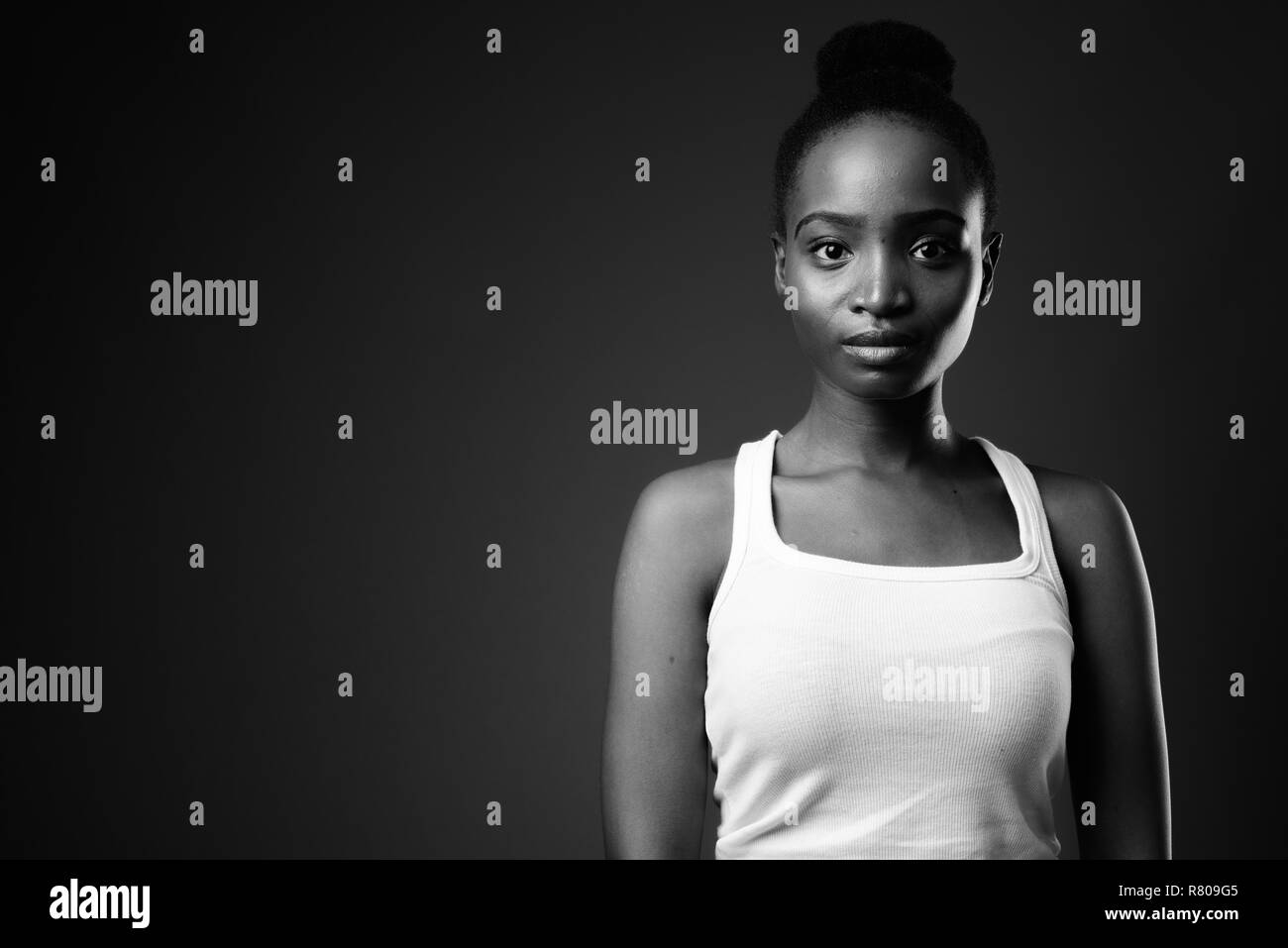 Gesicht der jungen schöne afrikanische Zulu Frau in Schwarz und Weiß Stockfoto