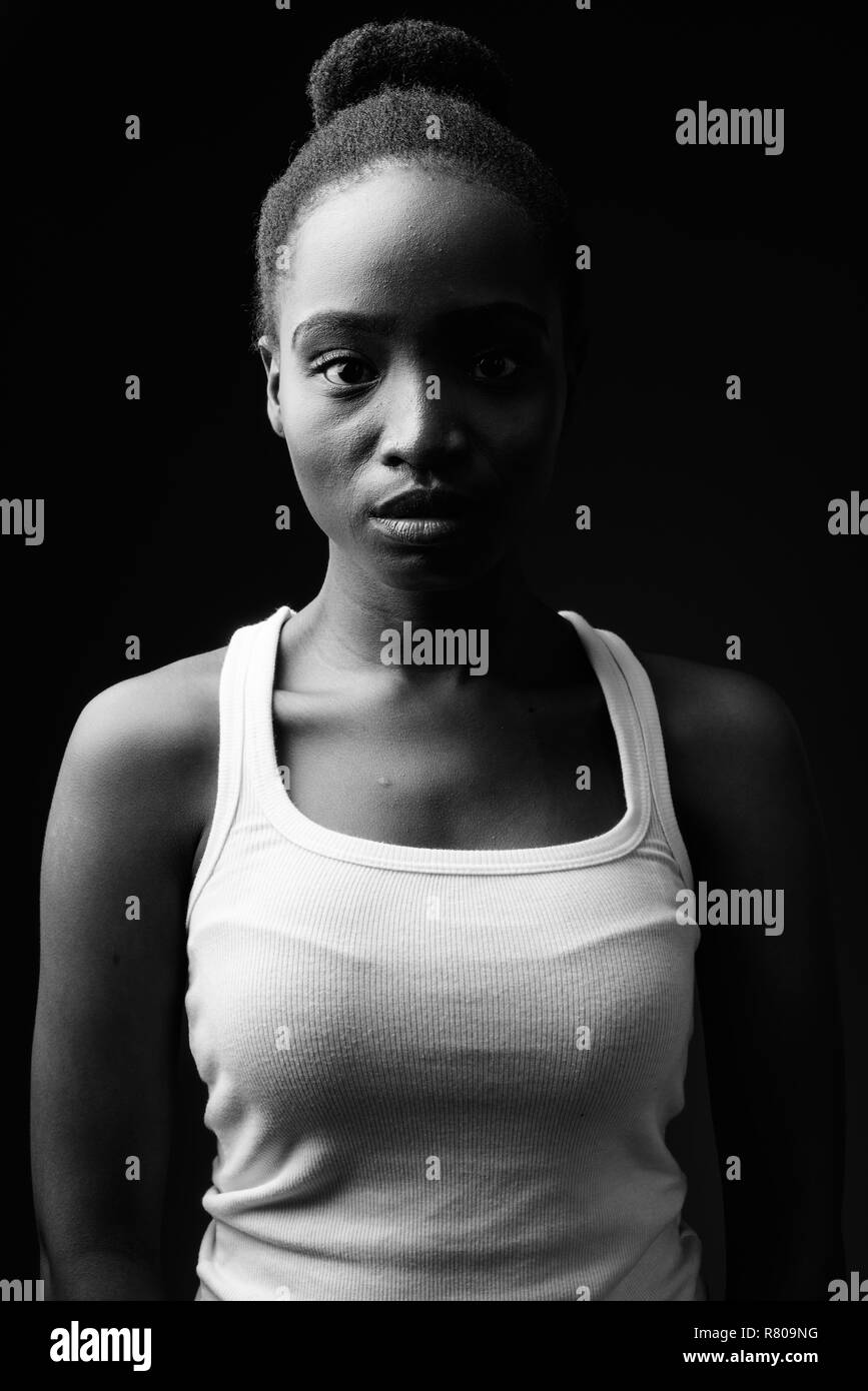 Schwarz-weiß-Porträt der jungen schönen afrikanischen Frau Stockfoto