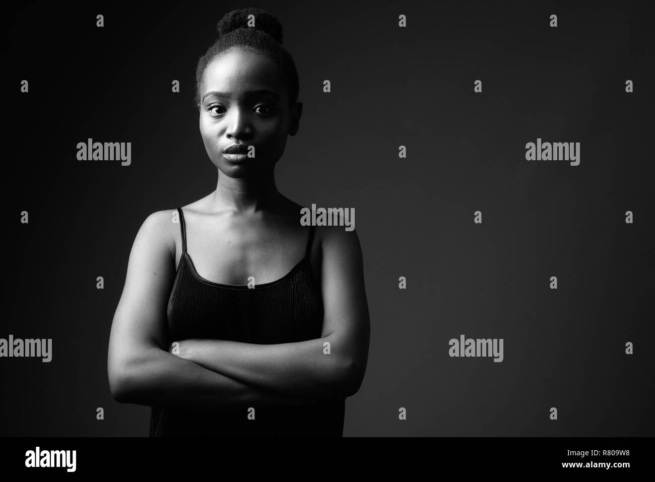 Schwarz-weiß-Porträt der jungen schönen afrikanischen Frau Stockfoto