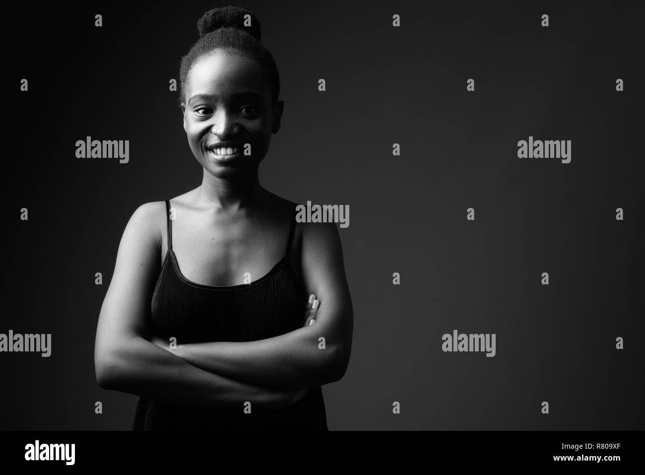 Schwarz-weiß-Porträt der jungen schönen afrikanischen lächelnde Frau Stockfoto