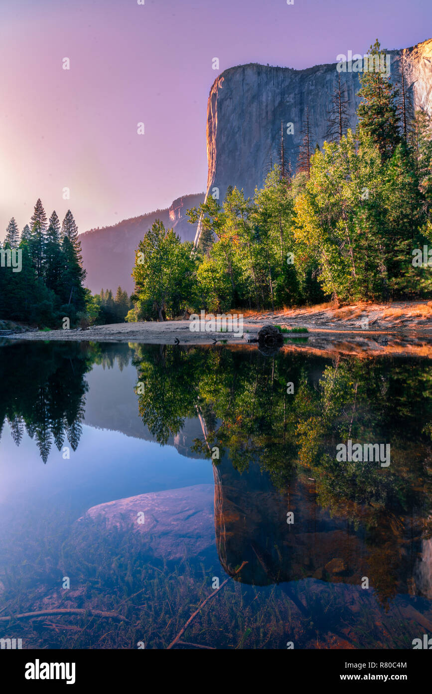 Yosemite National Park, einschließlich Half Dome, Yosemite Falls, und El Capitan über den Merced River im Yosemite Valley Stockfoto