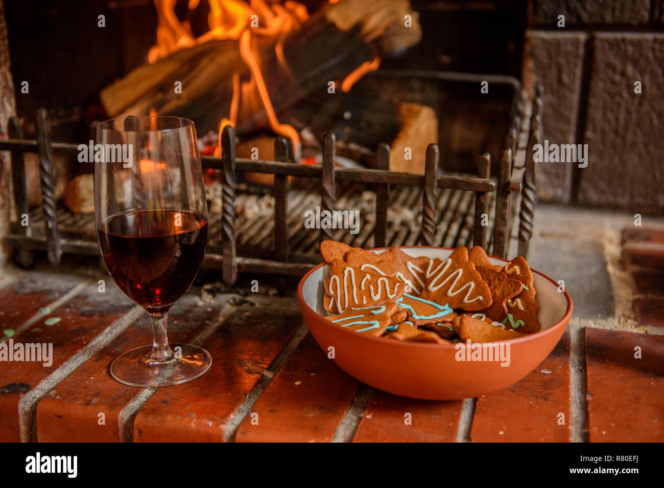 Lebkuchen, Glühwein in der Nähe von offenem Feuer. Stockfoto